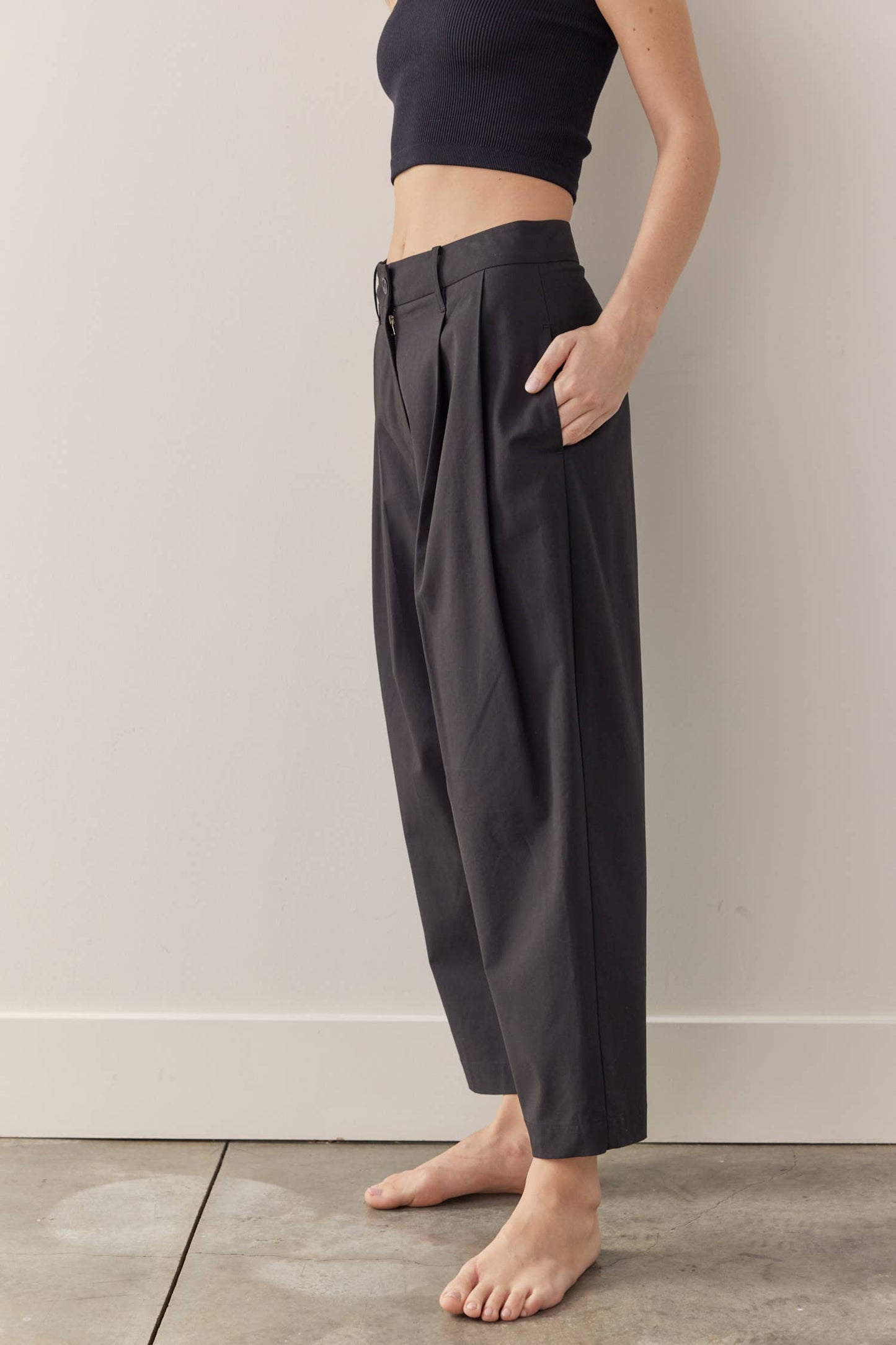 Pleated taped pants: Black / Solid