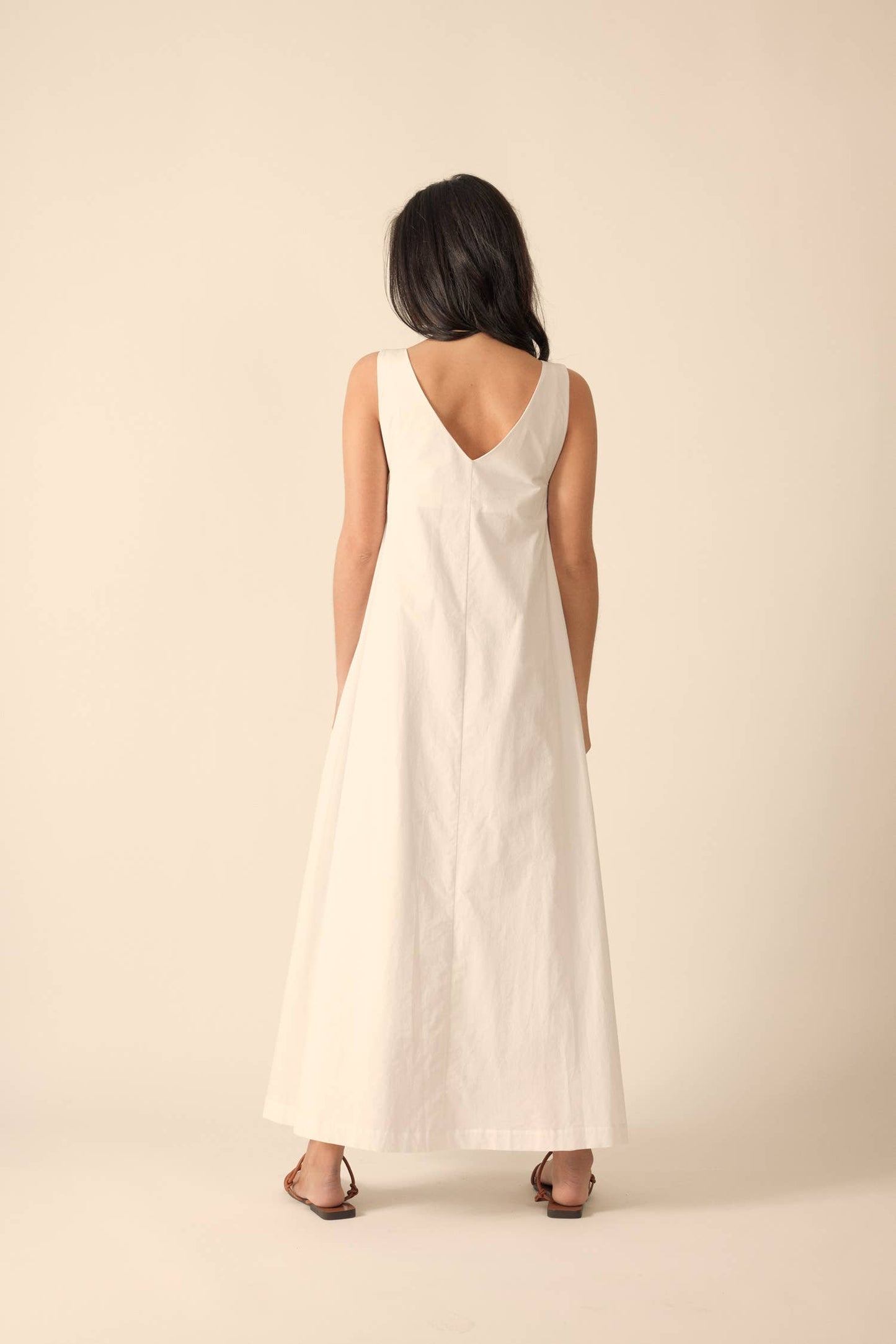 V-neck pleated dress: White / 100% Cotton