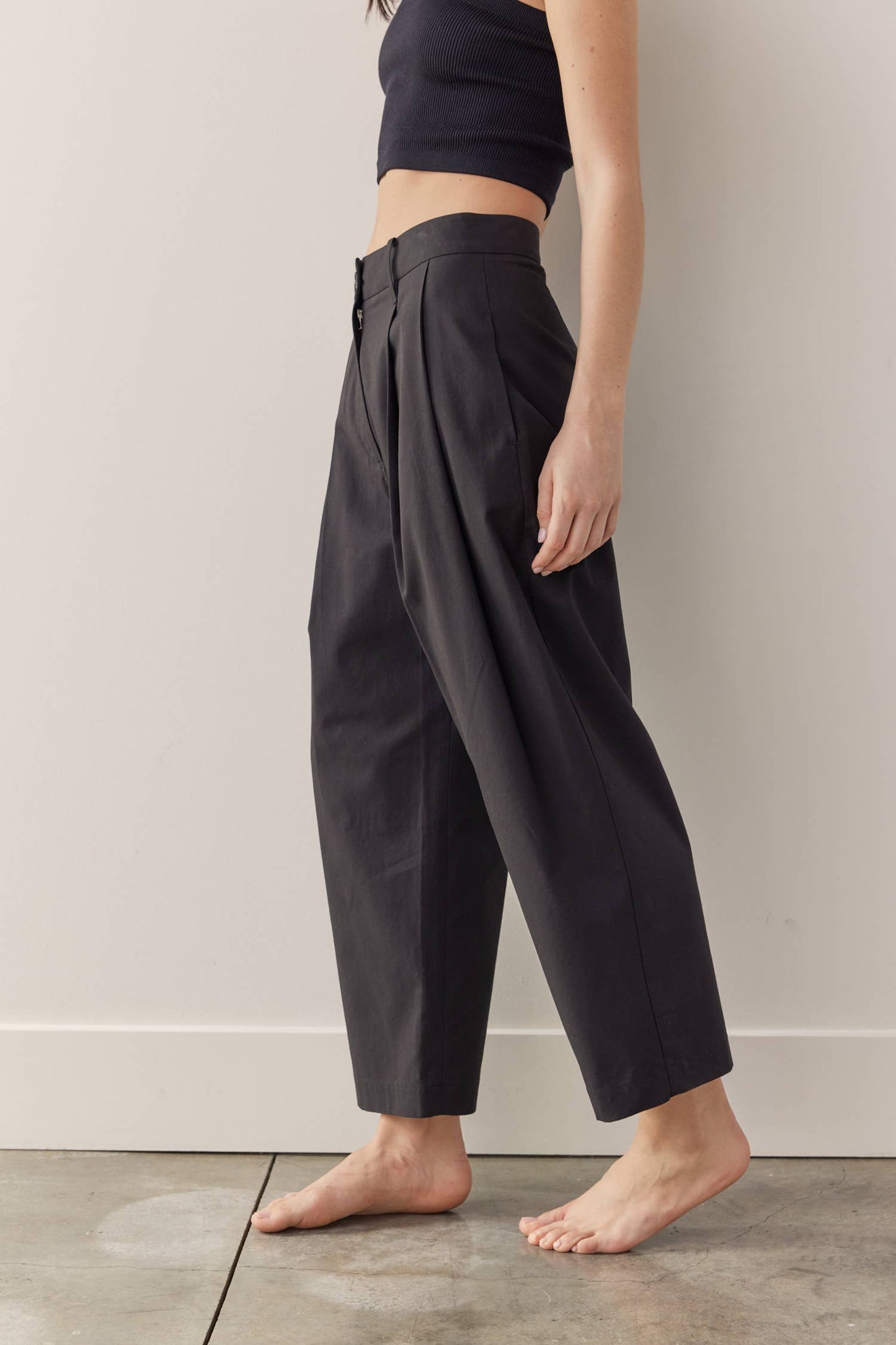 Pleated taped pants: Black / Solid