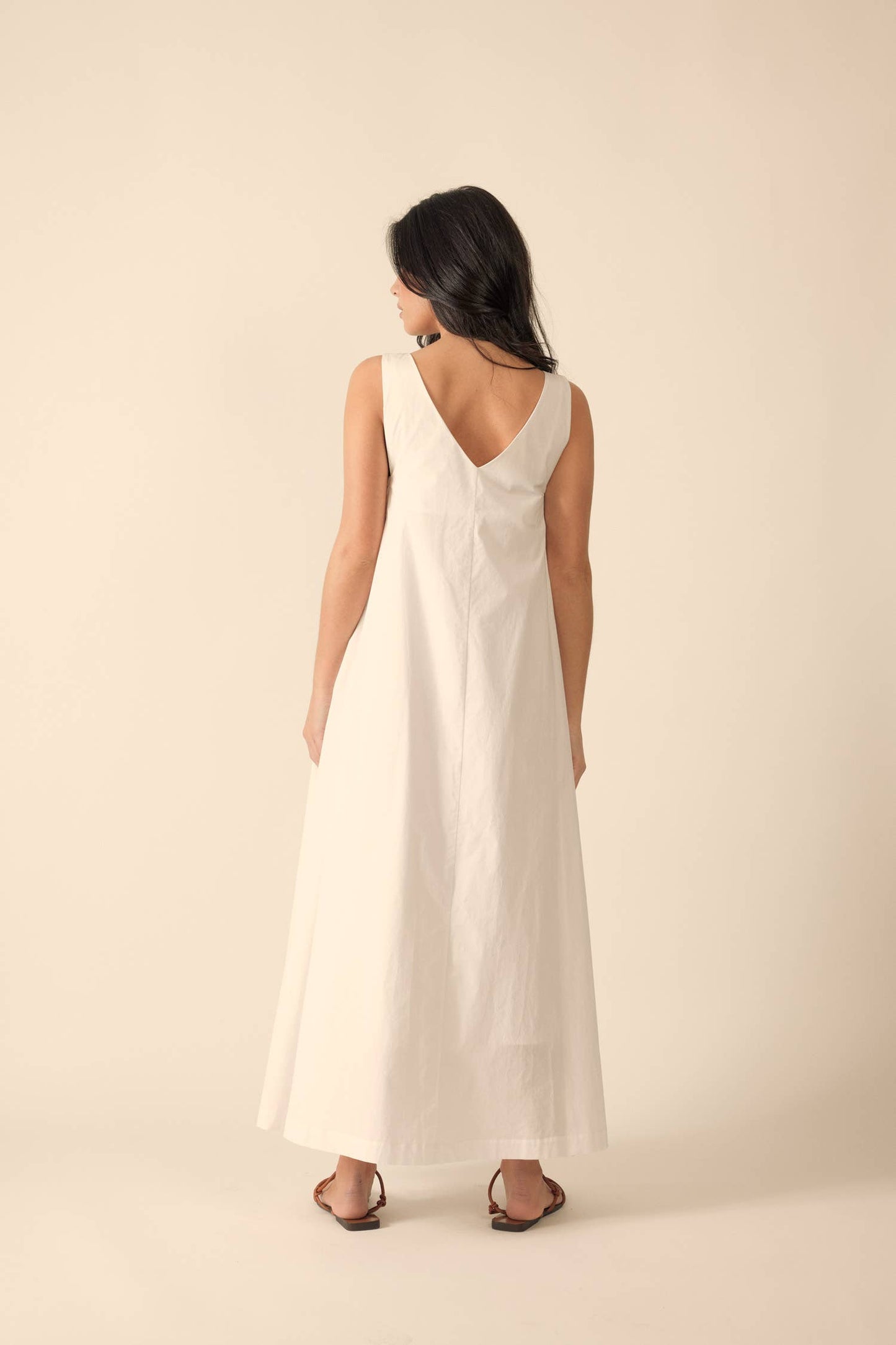 V-neck pleated dress: White / 100% Cotton