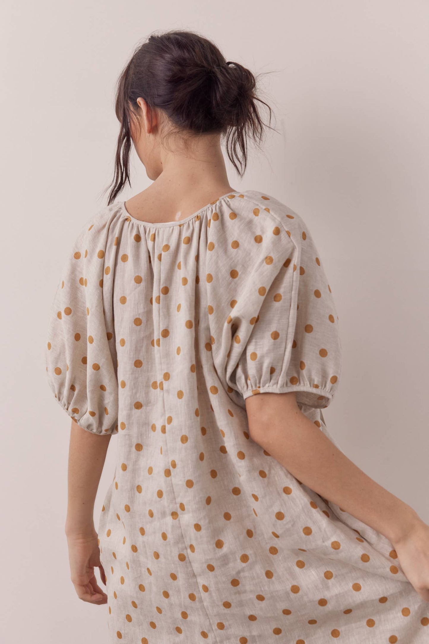 Linen polka dot puff sleeve dress: Beige/Mustard
