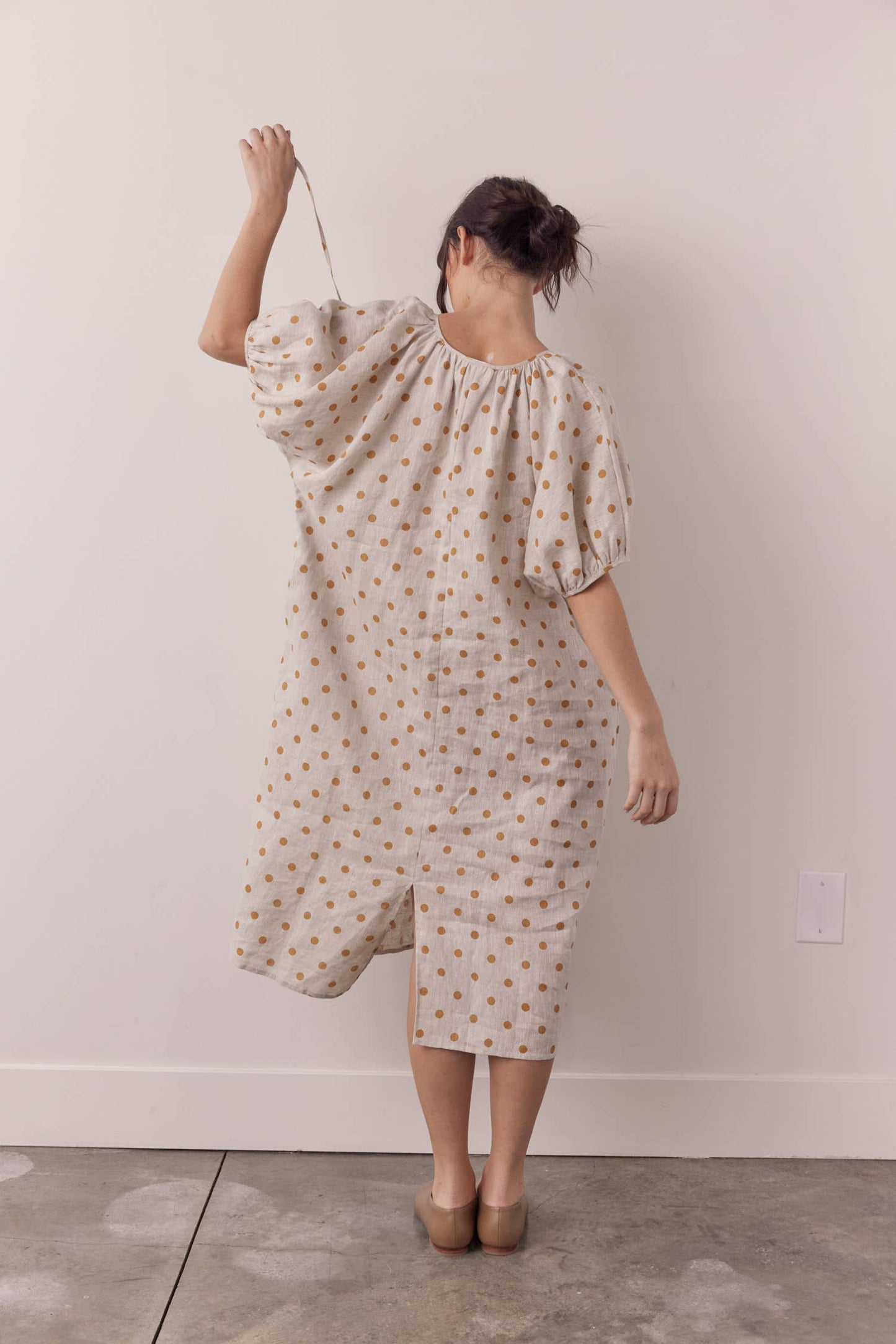 Linen polka dot puff sleeve dress: Beige/Mustard
