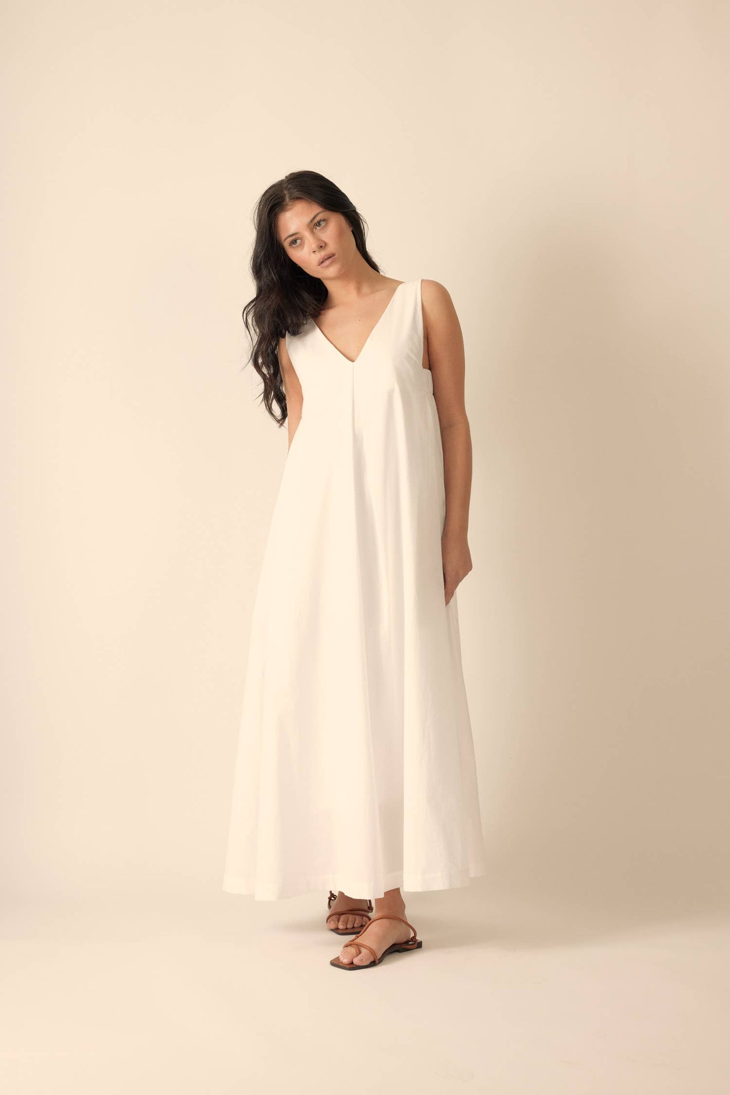 V-neck pleated dress: White / 100% Cotton