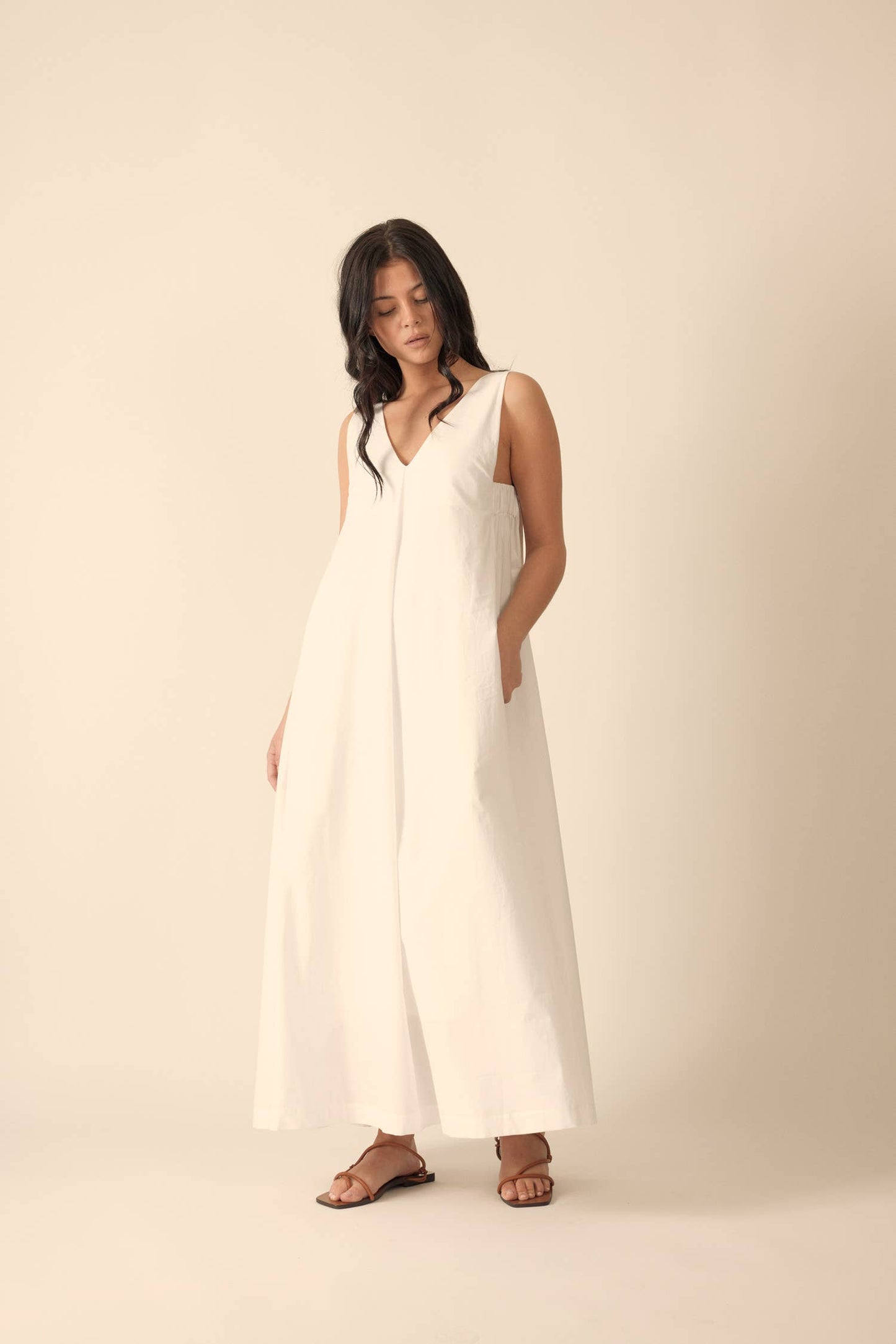 V-neck pleated dress: White / 100% Cotton