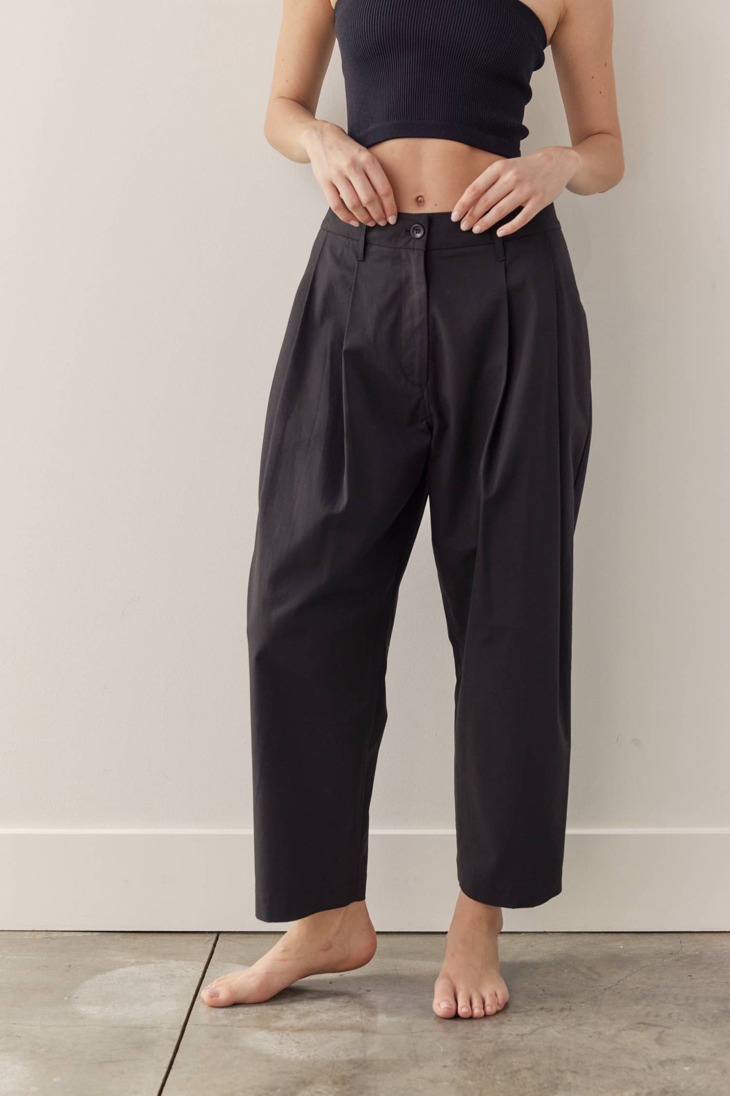 Pleated taped pants: Black / Solid